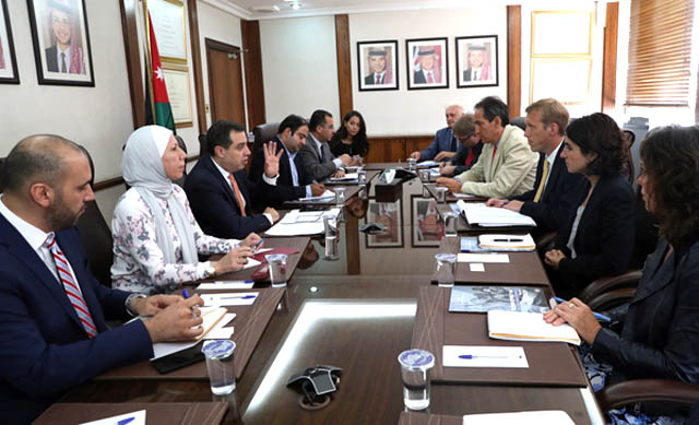 Minister of Planning and International Cooperation Imad Fakhoury meets with a US  fact-finding mission, affiliated with UNHCR, in Amman on Tuesday (Photo courtesy of Planning Ministry)